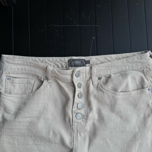 Torrid Cream Jean Shorts Distressed Button fly Denim Shorts  size 10 - Picture 7 of 9